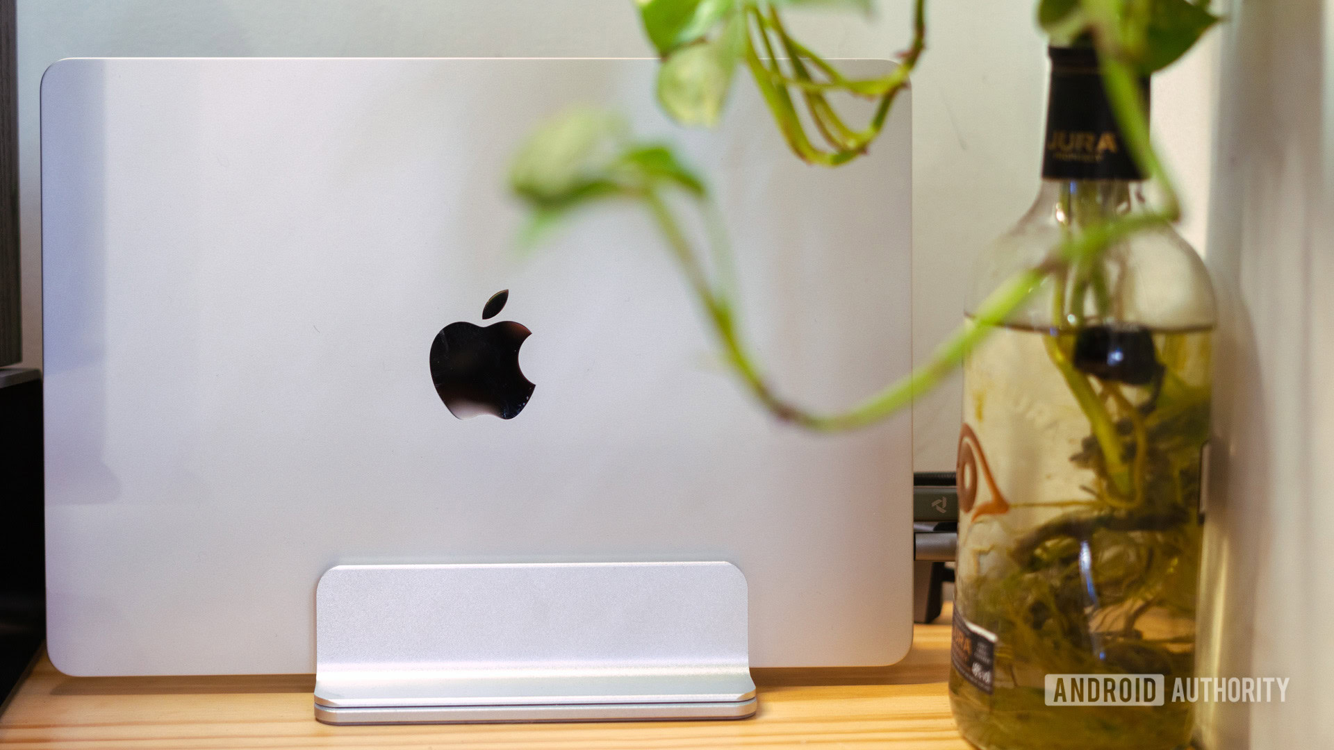 MacBook Air 케이블이 연결됨