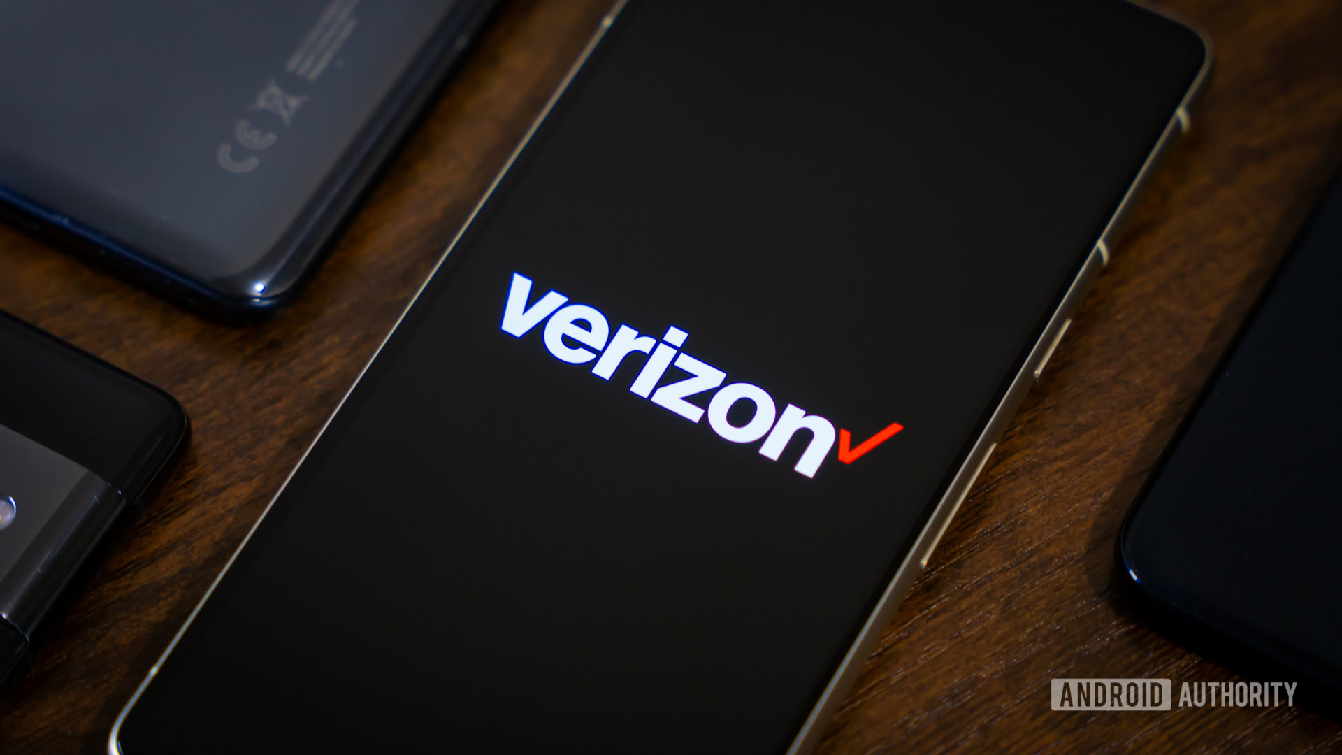 Logo Verizon sur smartphone, à côté d'autres appareils (1)