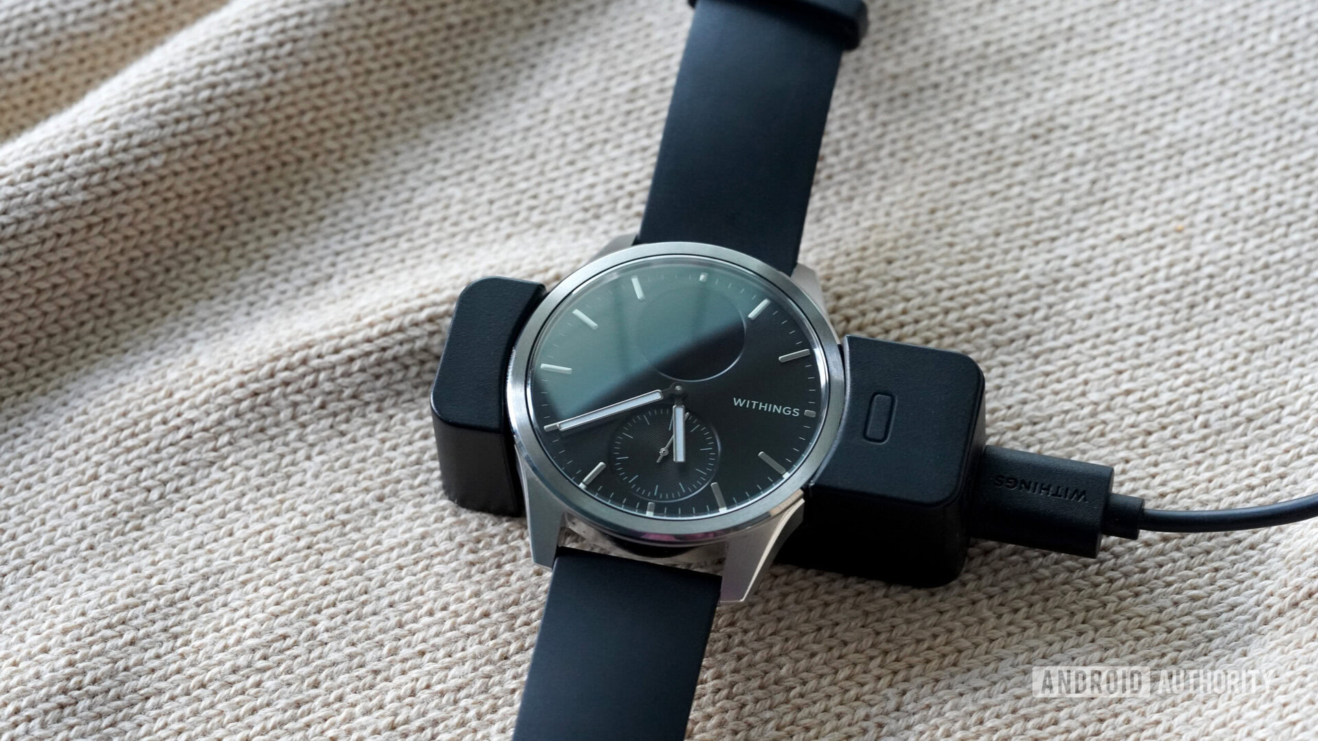 The Withings ScanWatch 2 must be properly aligned on its proprietary charger.
