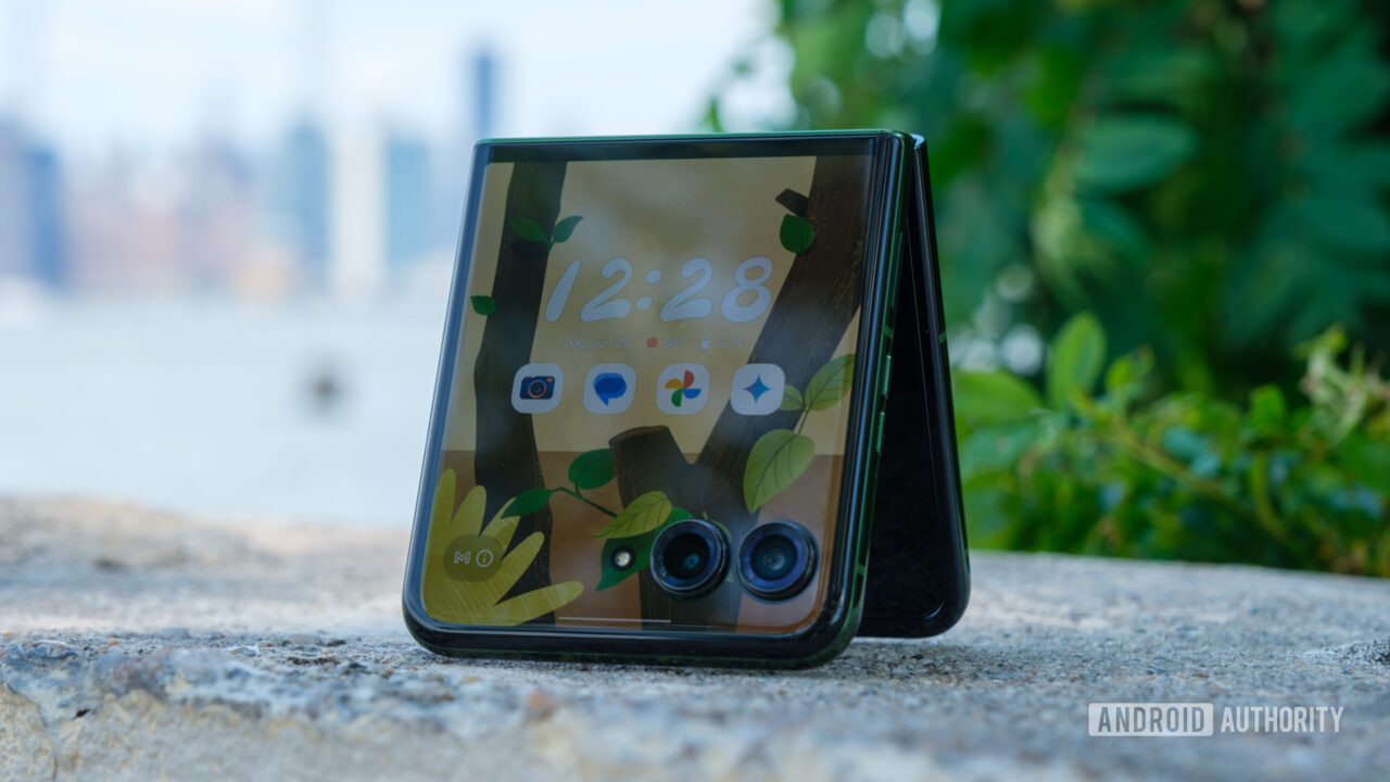 Hands-on with Motorola's Moto AI: A more productive Razr? - Android ...