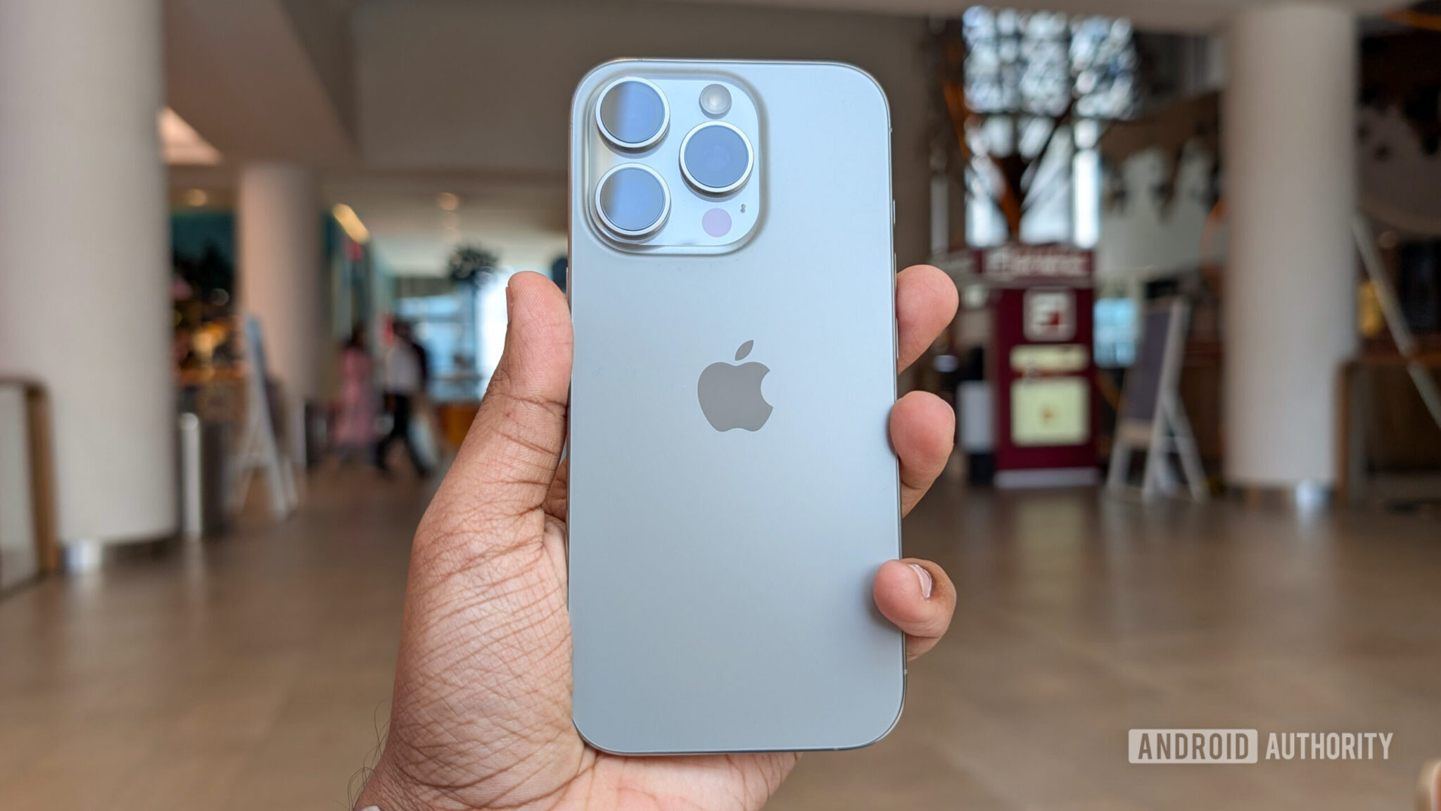 iPhone 16 Pro dengan layar besar dan kamera canggih