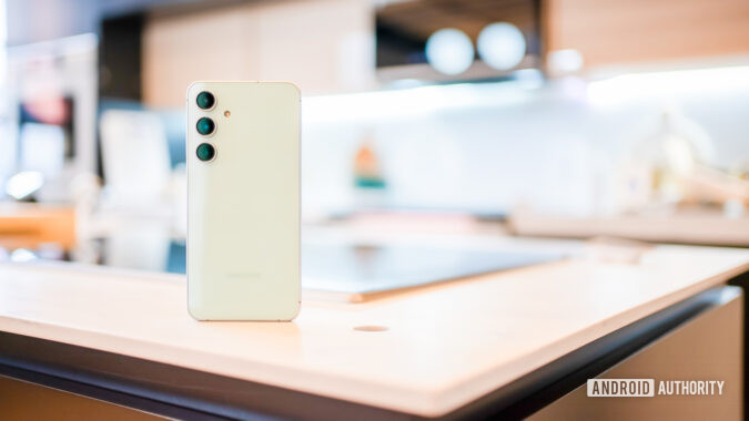 Samsung Galaxy S24 FE warna putih