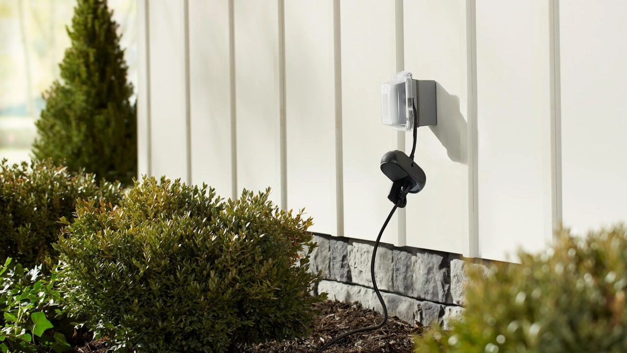 Smart Single Outside Socket GE CYNC Outdoor Smart Plug deal: Make your outside electronics smart ...