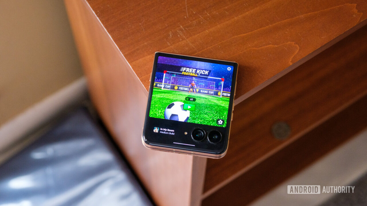 Here are 5 ways I actually use the cover screen on my Motorola Razr