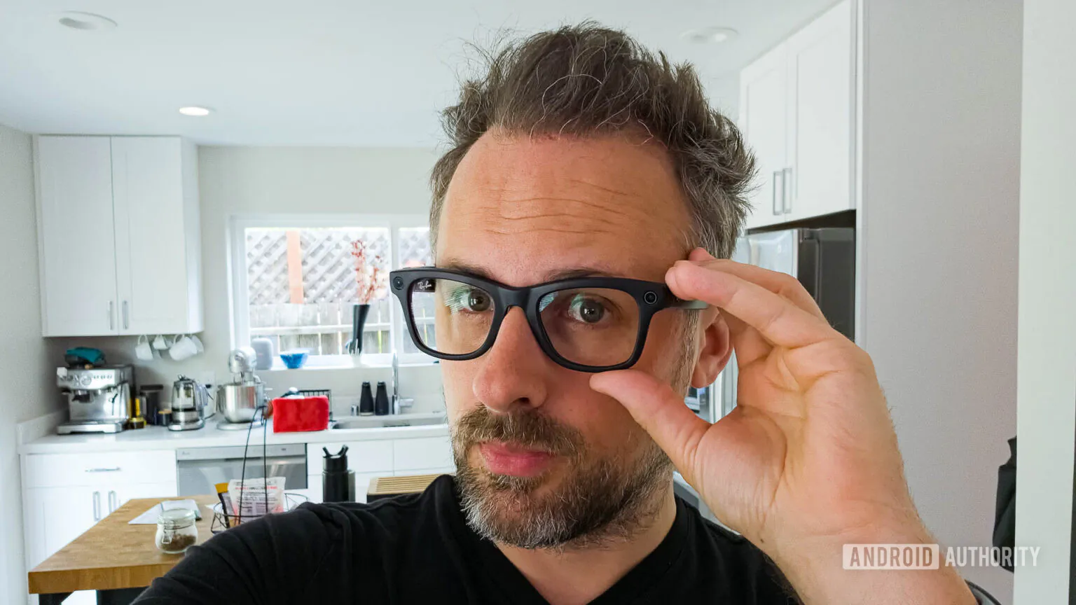 Ray-Ban Meta 智慧眼鏡的鏡頭與正面提示燈位置