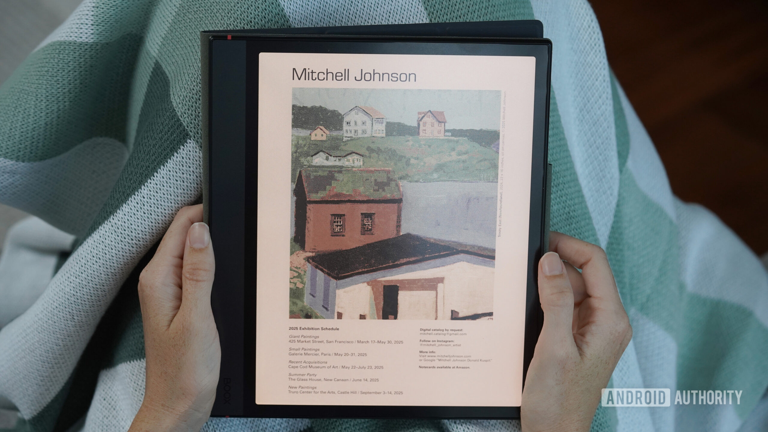 A BOOX Note Air 4C user reads a magazine.