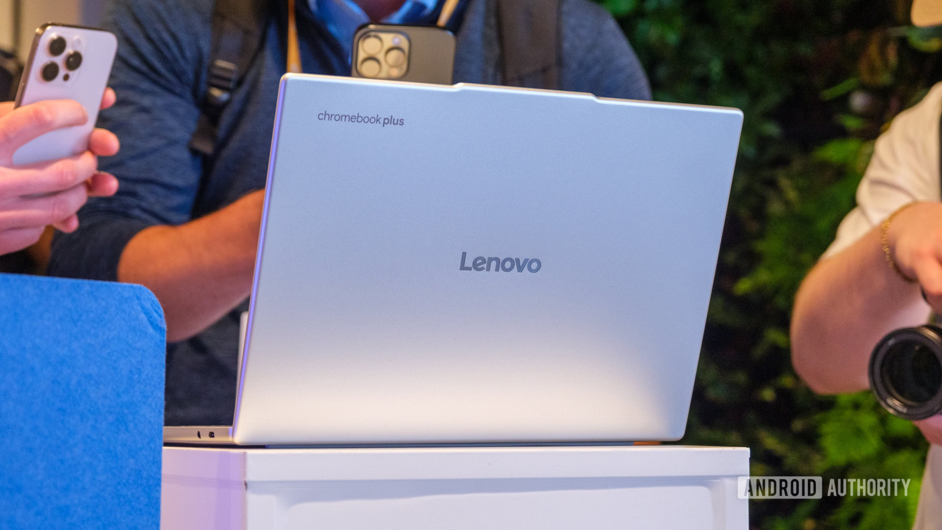 Google Chromebook Showcase Lenovo Chromebook Plus 14 lid
