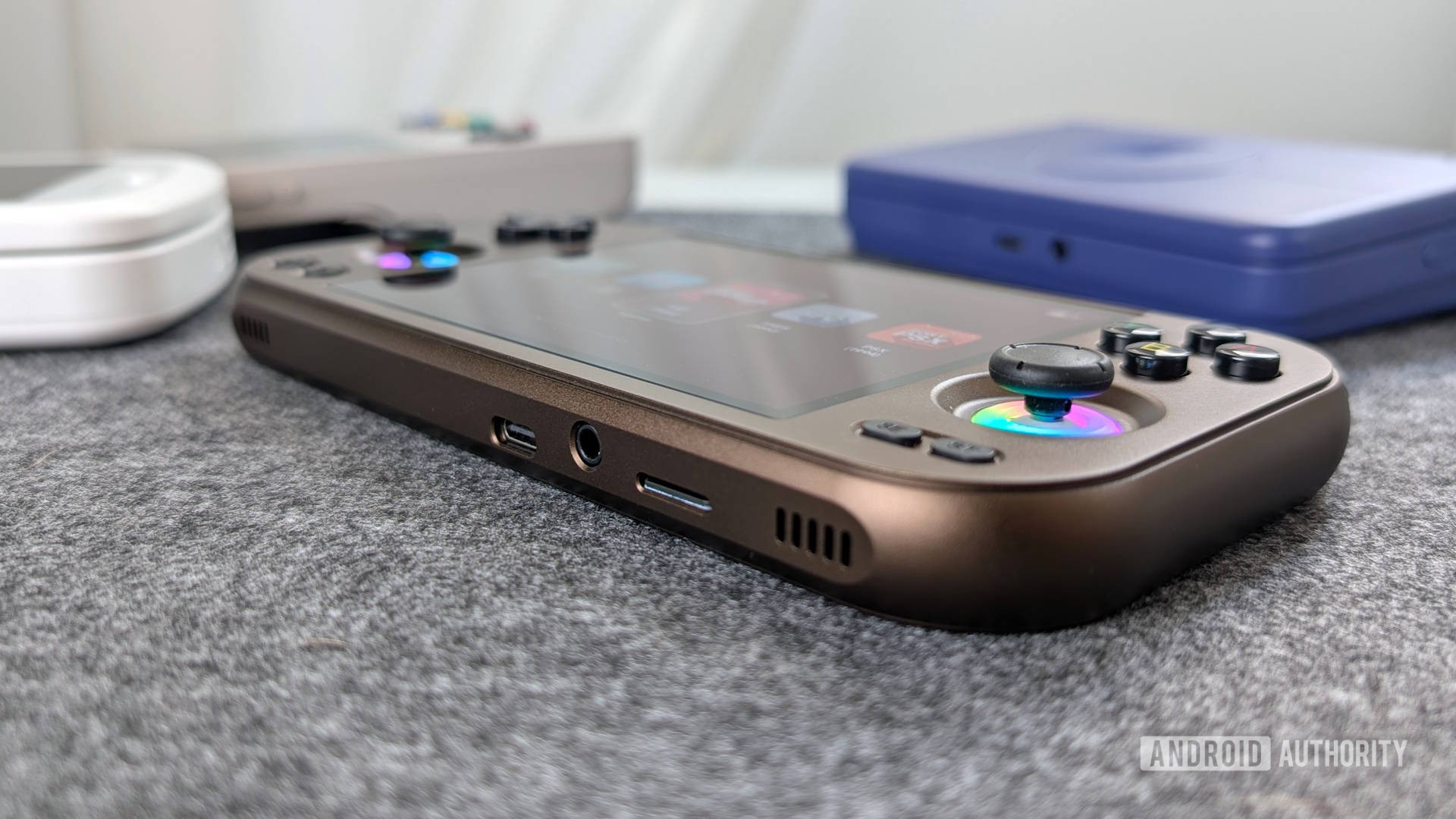 ANBERNIC RG 477M bottom headphone jack