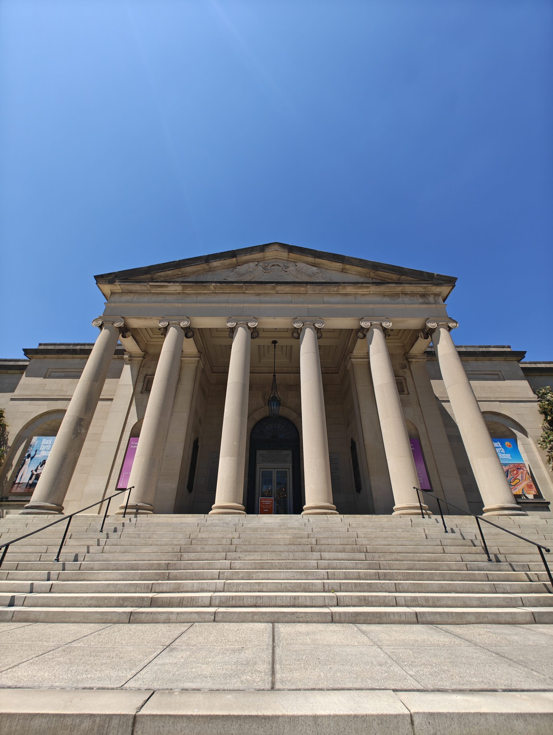 Nothing Phone 3 museum facade ultrawide