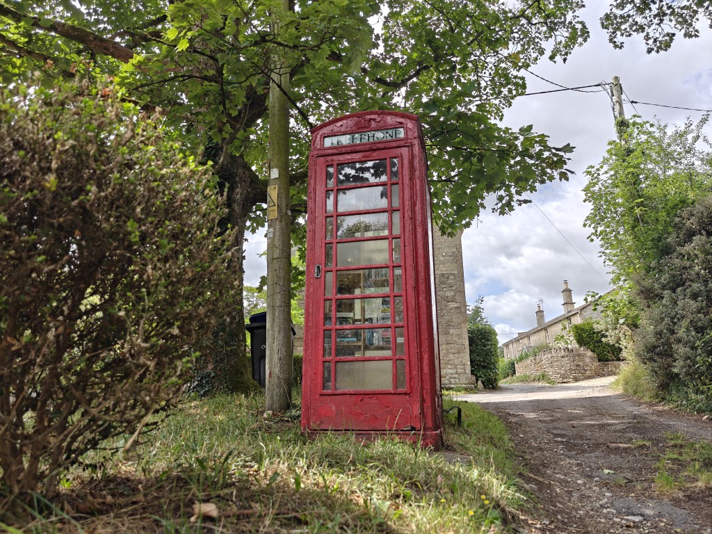 OnePlus-13-camera-sample-red-postbox