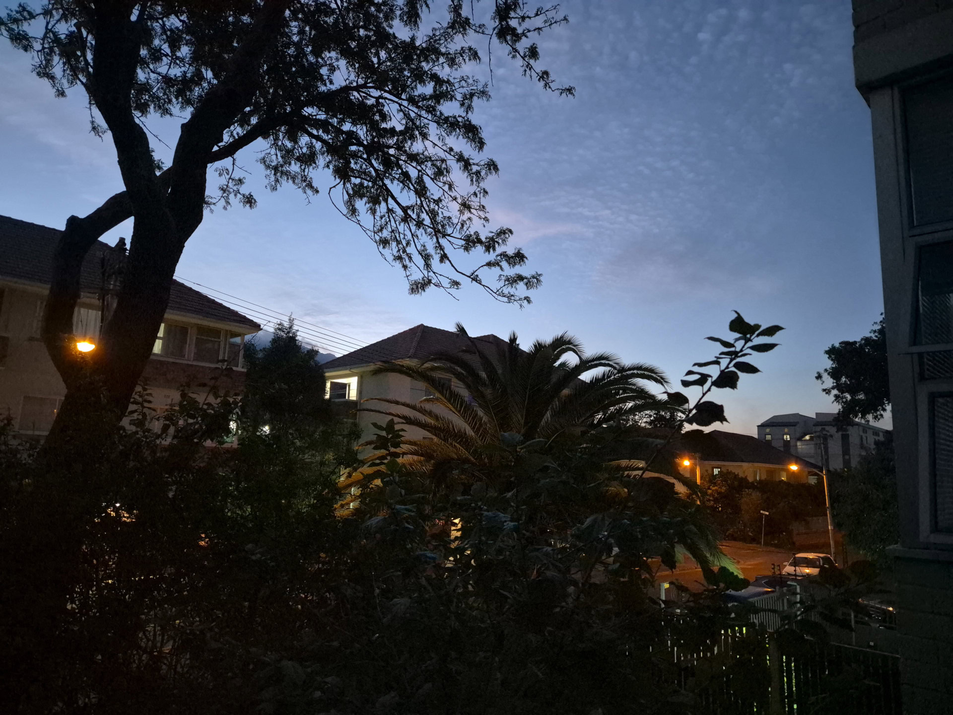 Samsung Galaxy Z Flip 7 FE mixed lighting 1x