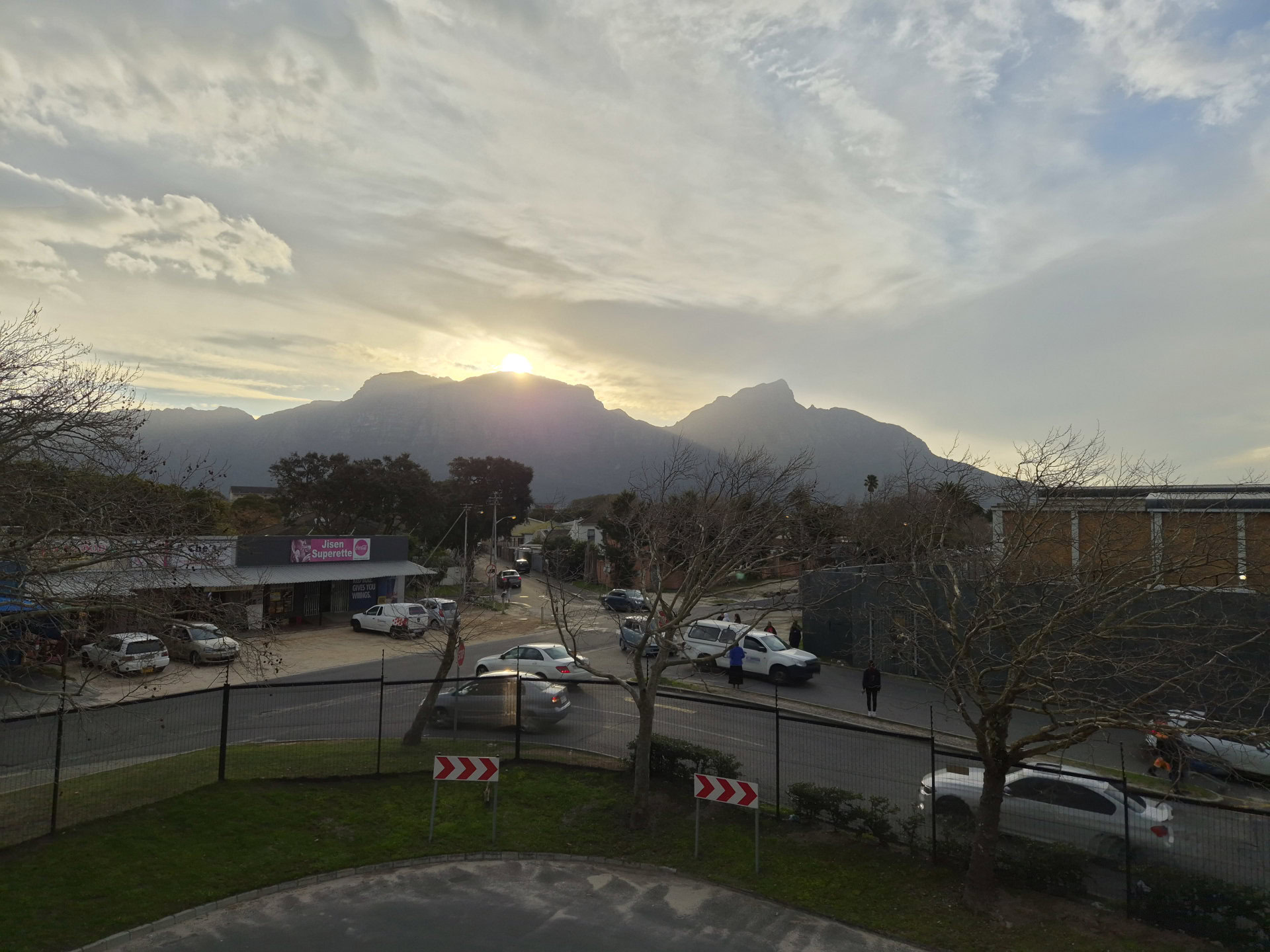 Samsung Galaxy Z Flip 7 FE mountain sunset 1x