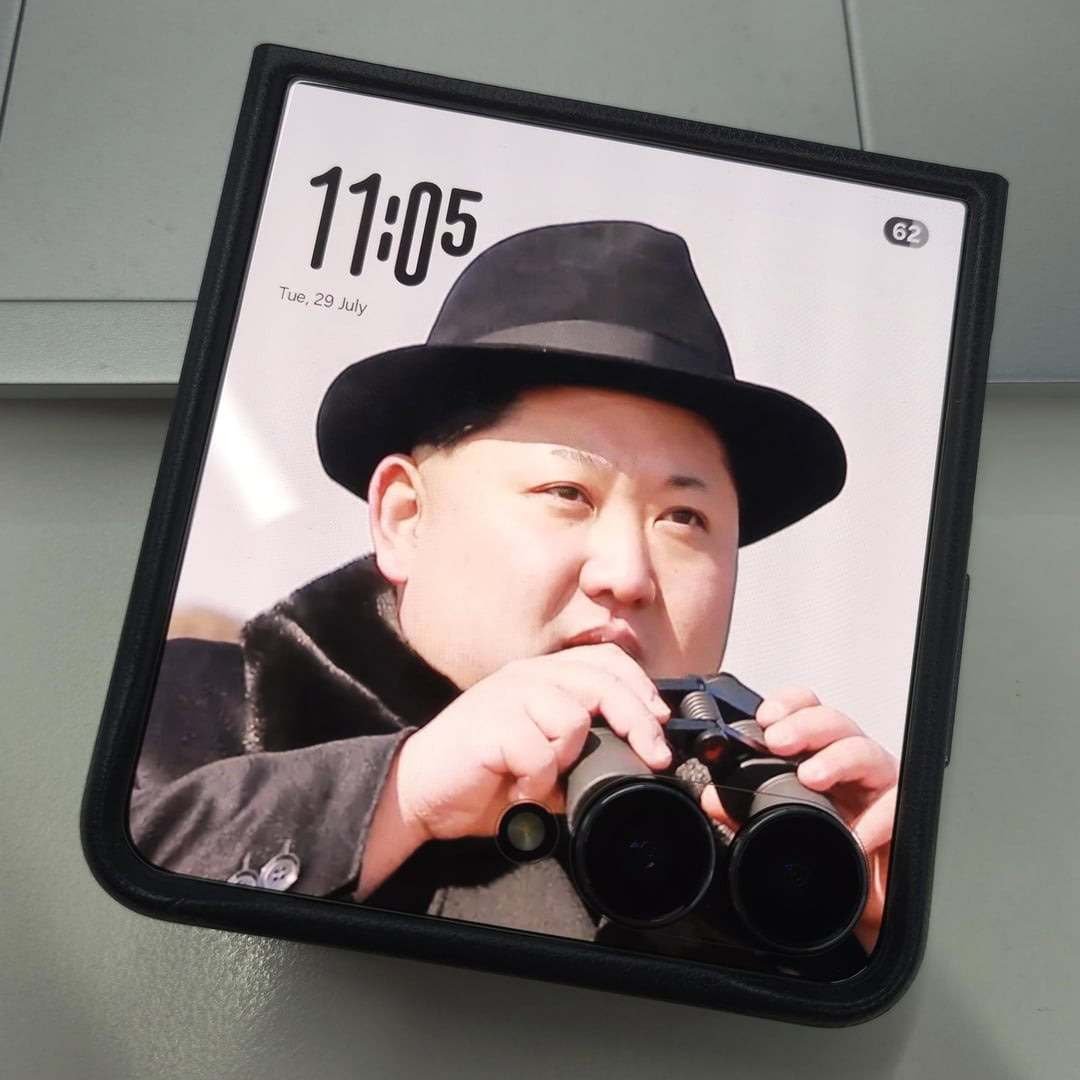 Samsung Galaxy Z Flip 7 Kim Jong Un cover screen wallpaper