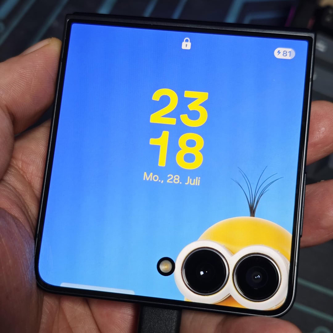 Samsung Galaxy Z Flip 7 minion cover screen wallpaper