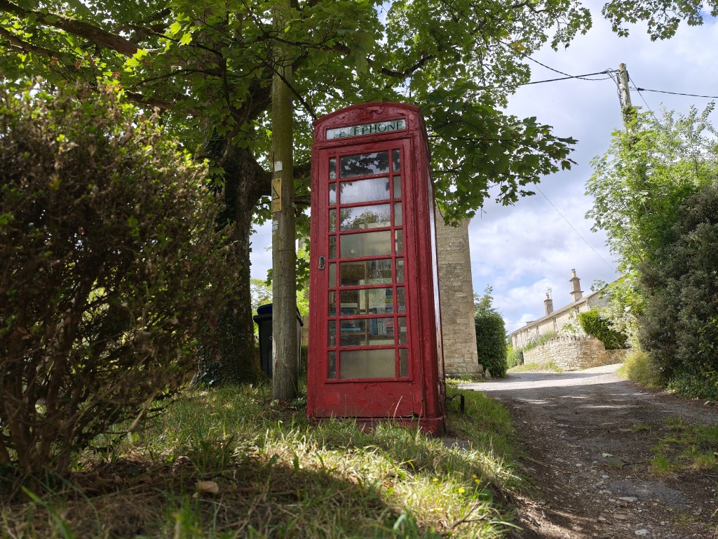 Xiaomi 15 Ultra camera sample red postbox