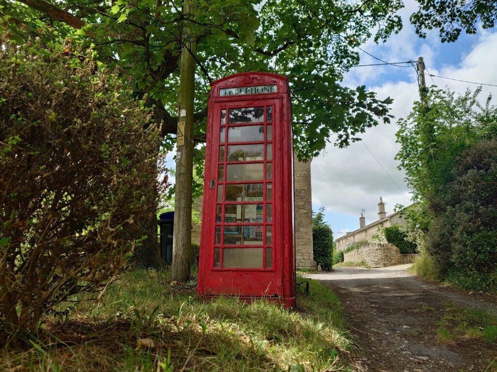 Xperia 1 VII camera sample color red telephone box