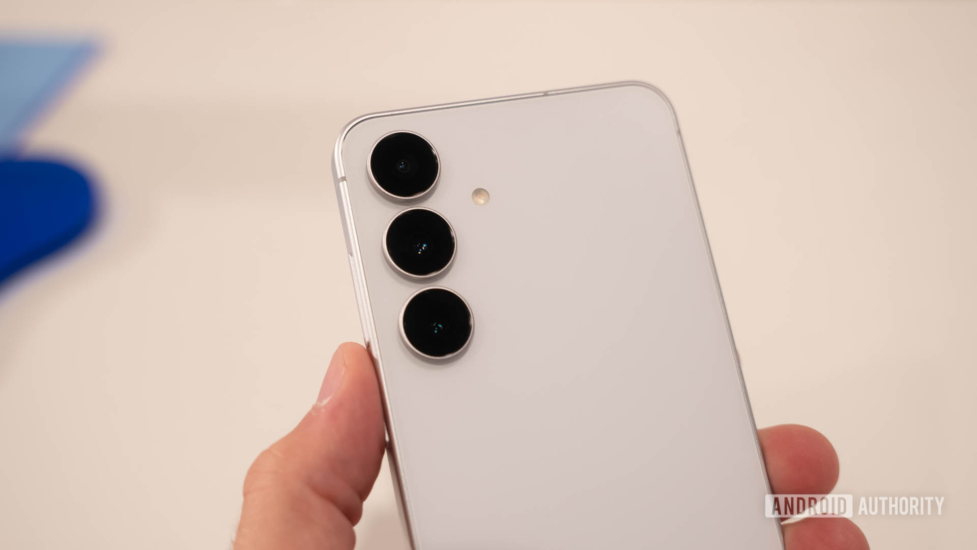 Samsung Galaxy S25 FE in White with focus on rear cameras Samsung Galaxy S25 FE in White with focus on rear cameras