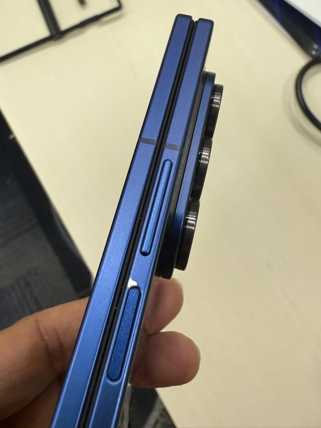 Samsung Galaxy Z Fold 7 paint chip Present Act 4827