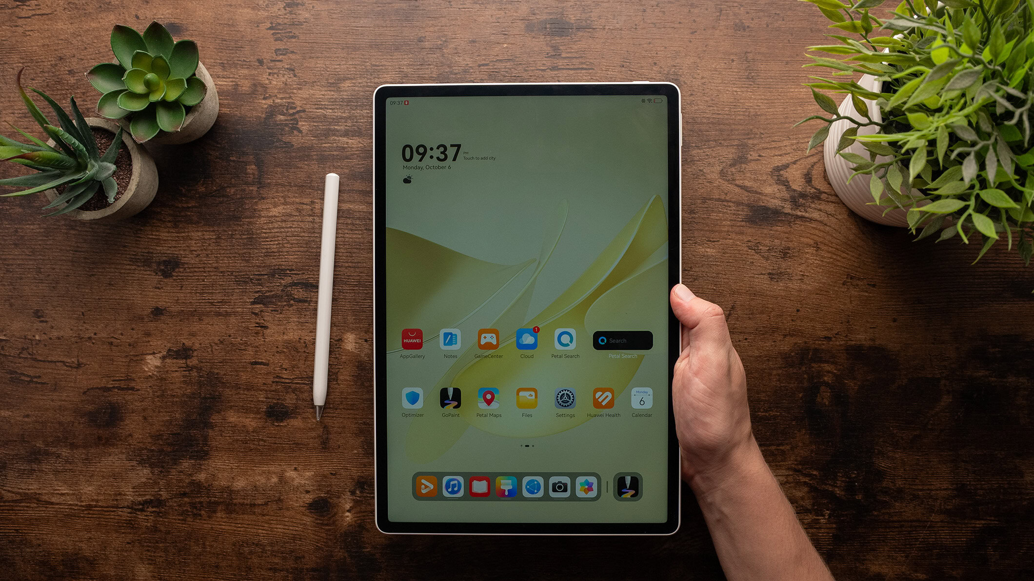 Huawei MatePad 12 X held homescreen