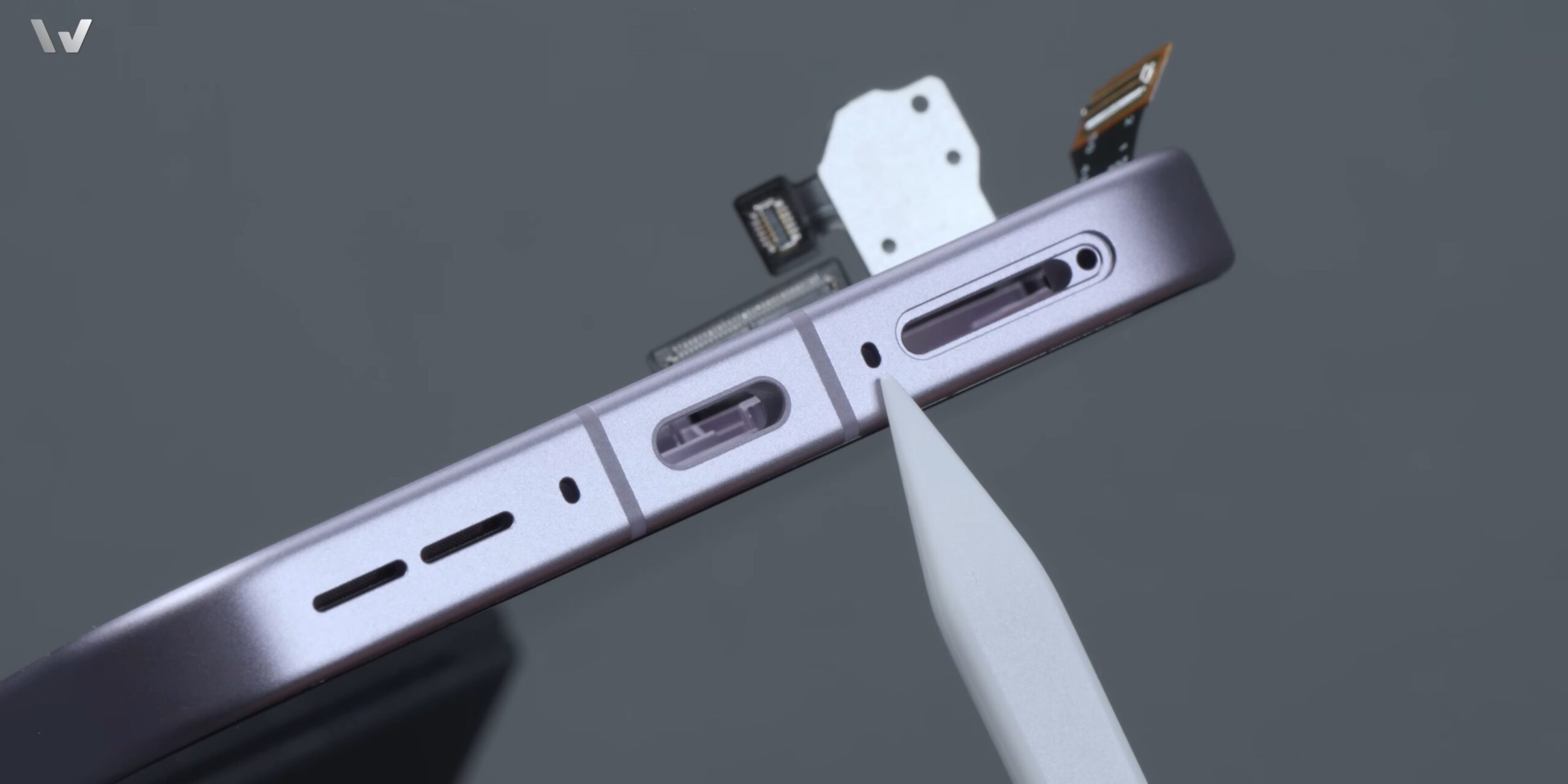 OnePlus 15 mic holes (2) OnePlus 15 mic holes (2)