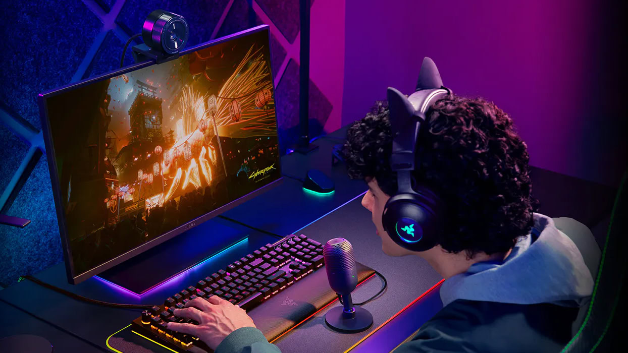 Gamer using Razer Seiren V3 Mini