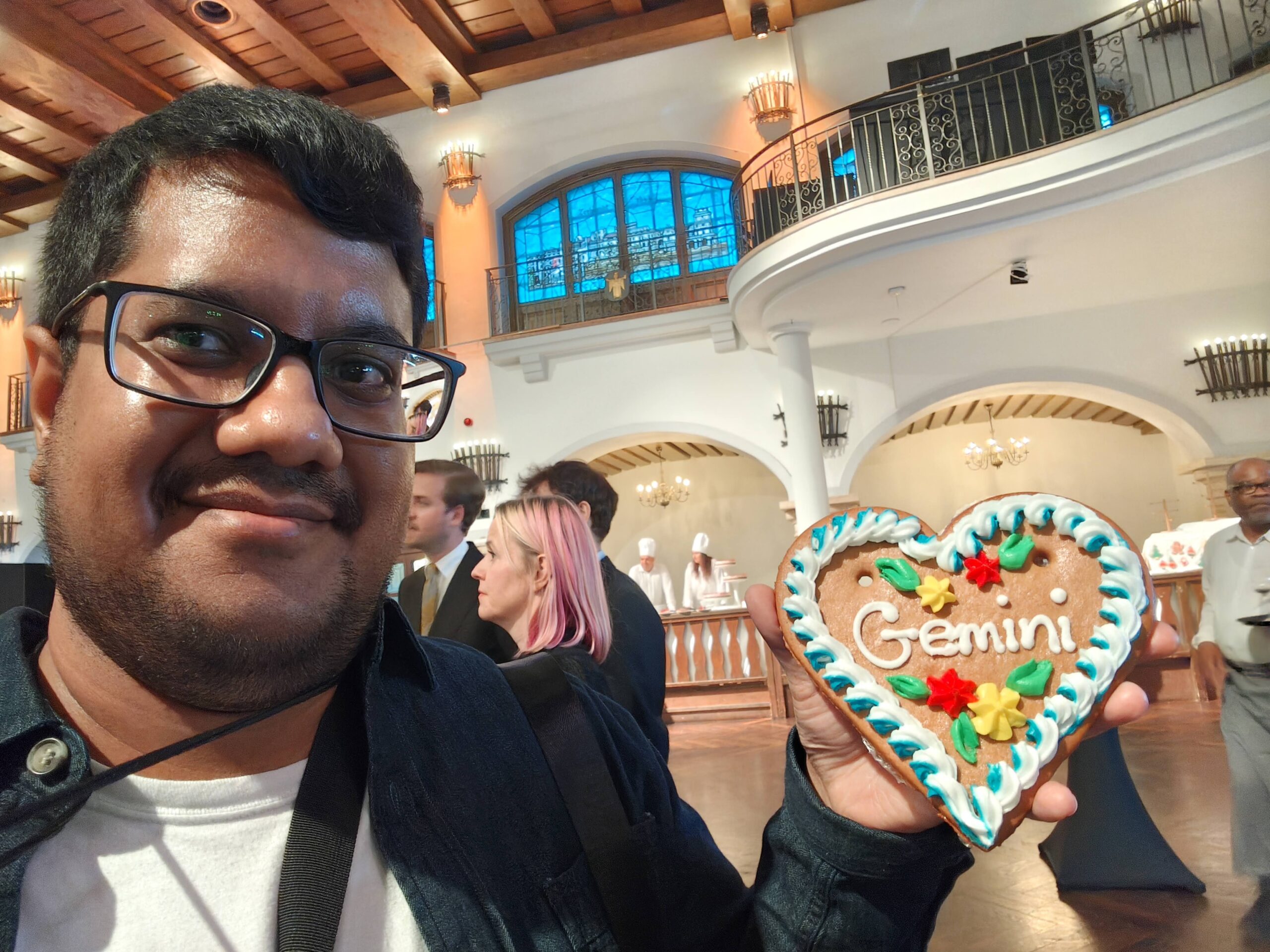 Yo sosteniendo una galleta de jengibre que dice Géminis.