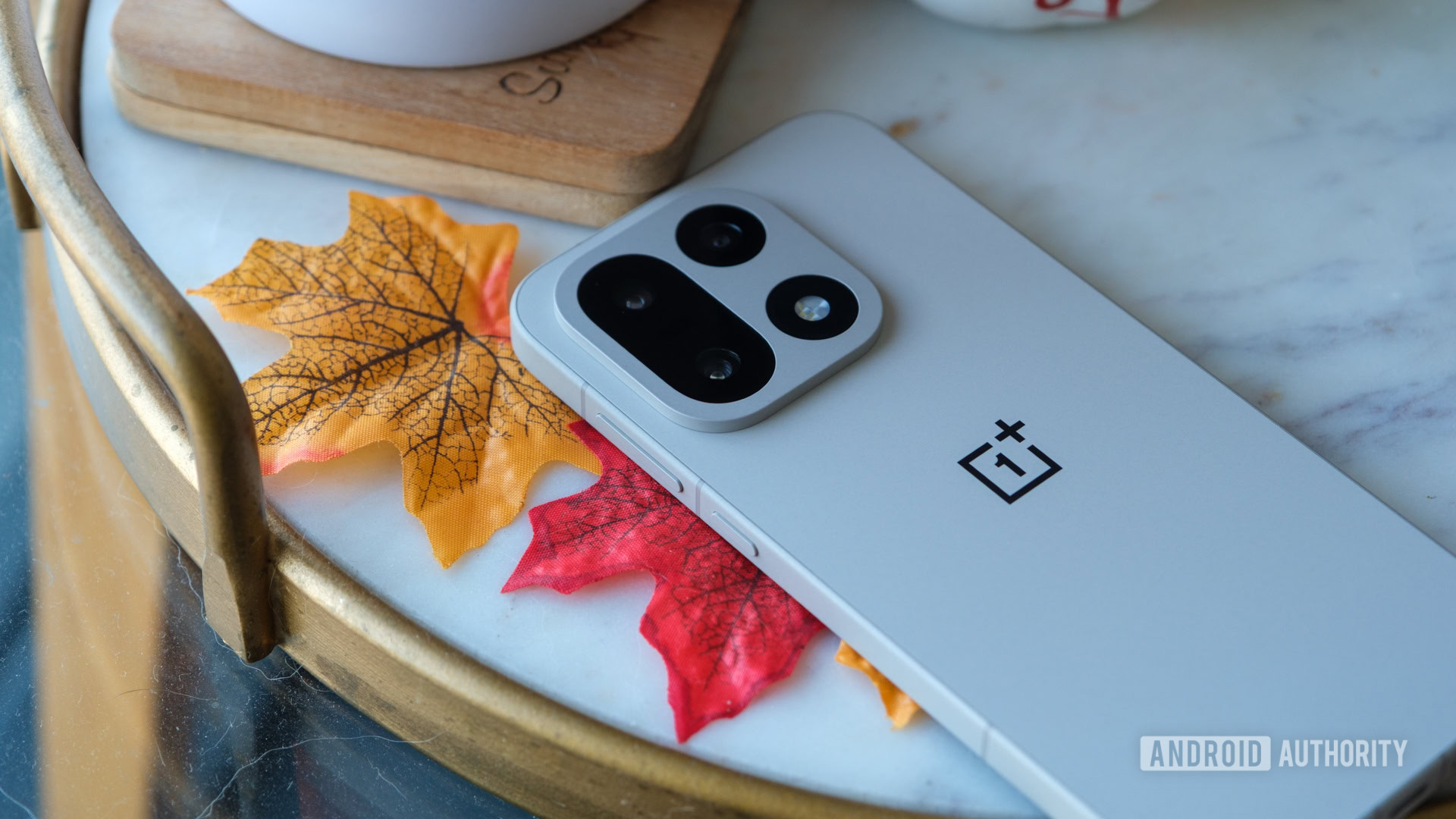 OnePlus 15 back lying OnePlus 15 back lying