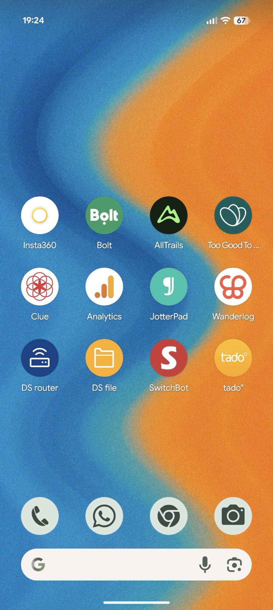 Android 16 home screen showing apps like Insta360, Bolt, AllTrails, and Clue without any themed icons