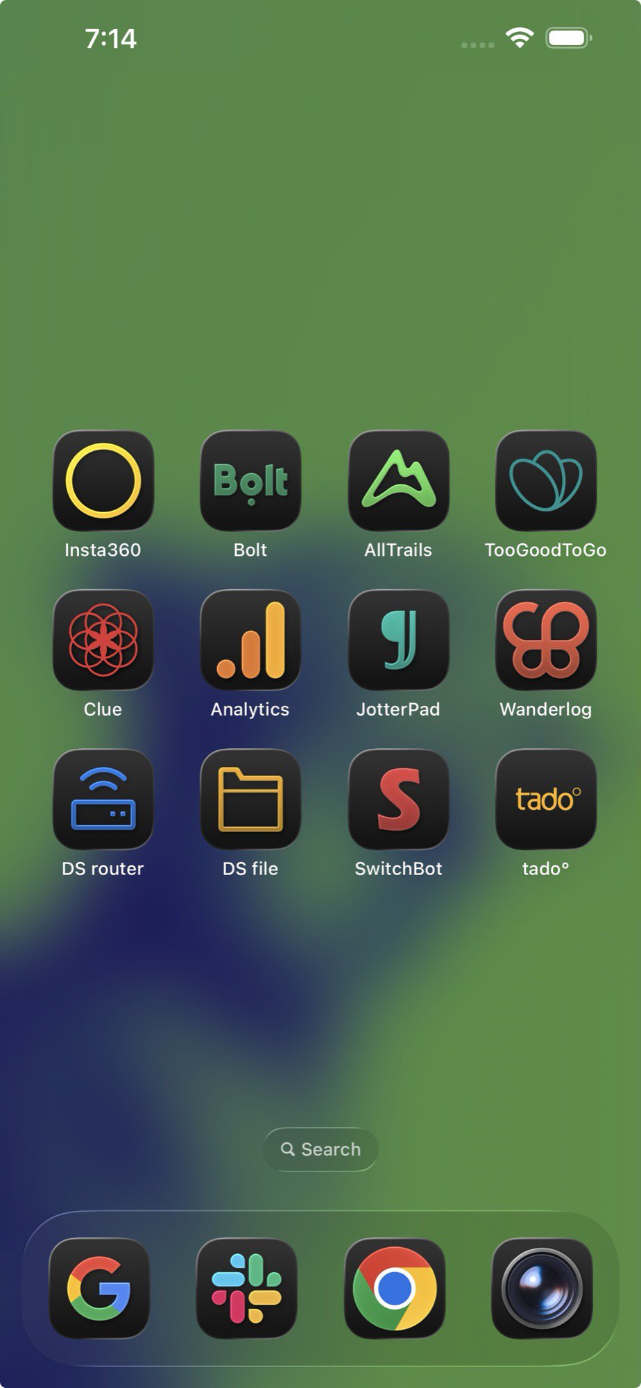iOS 26 home screen showing apps like Insta360, Bolt, AllTrails, and Clue with themed icons