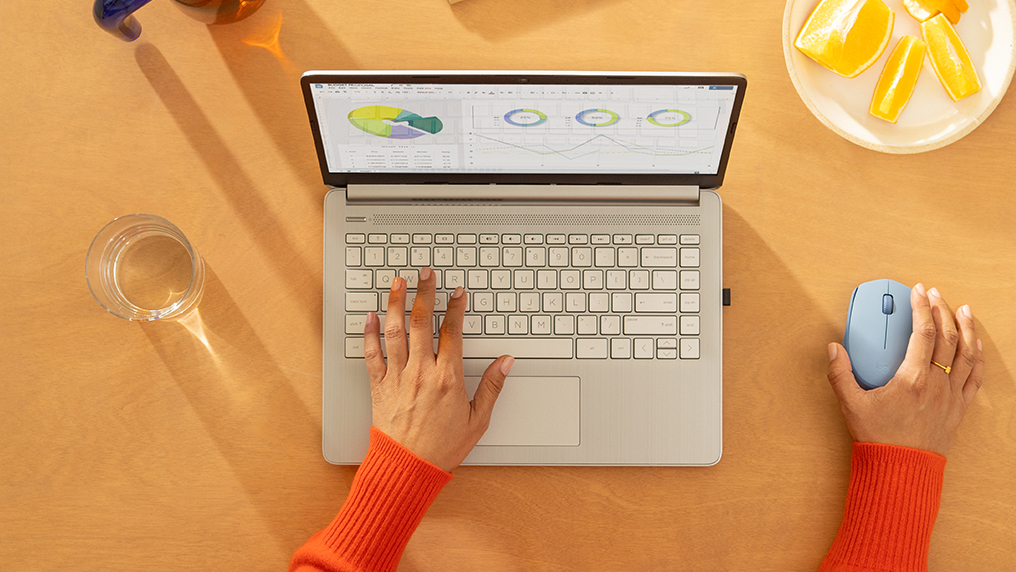 Logitech M170 Wireless Mouse top down photo on desk Logitech M170 Wireless Mouse top down photo on desk