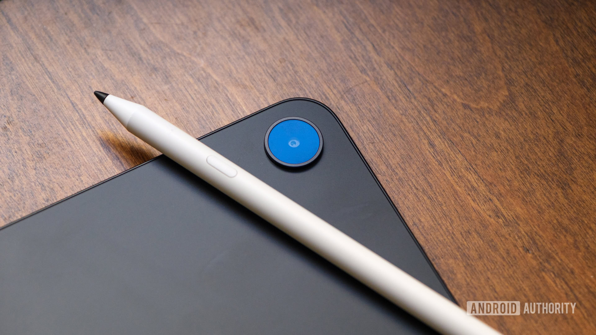 OnePlus Pad Go 2 camera with stylo