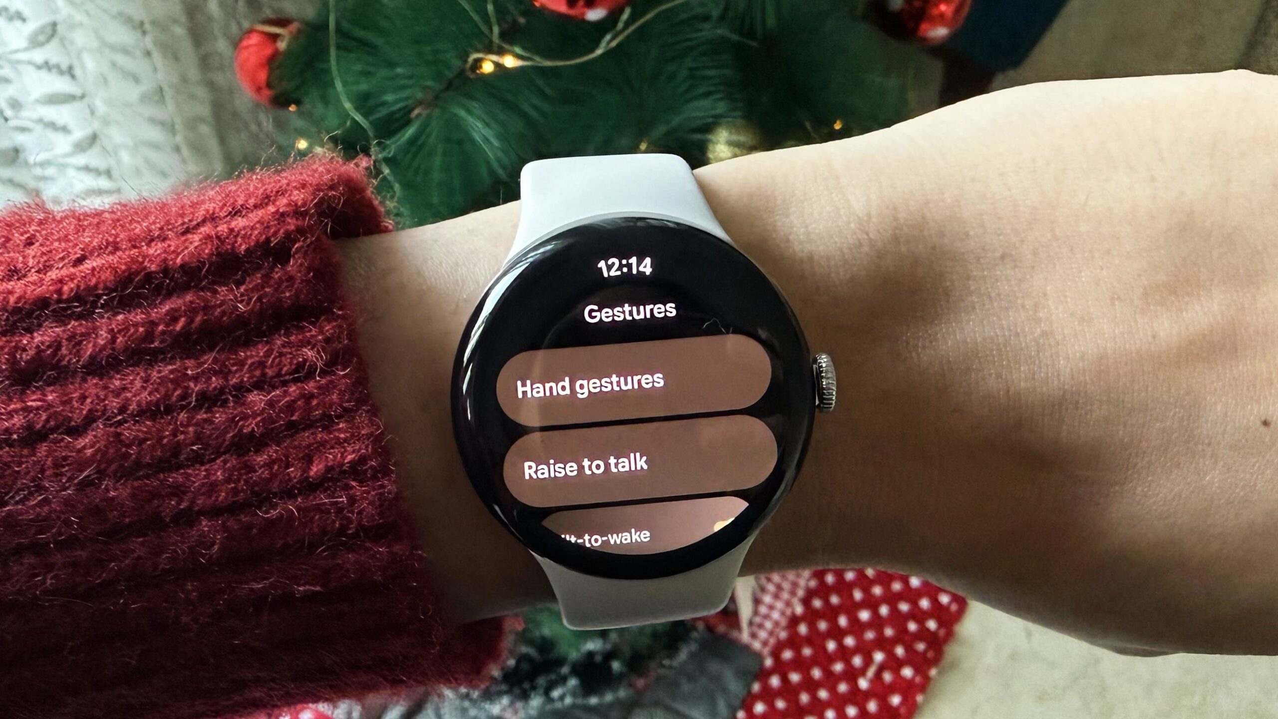 How to use the new hand gestures on the Pixel Watch 4 (and what actually works right now)