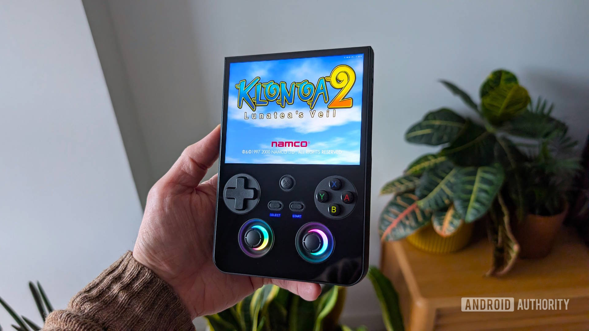 ANBERNIC RG 477V Klonoa 2 in hand