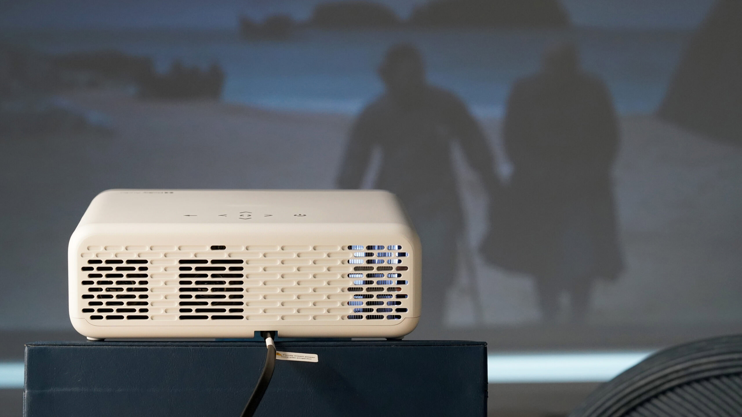 The Aurzen Roku TV EAZZE D1R features a relatively loud fan.