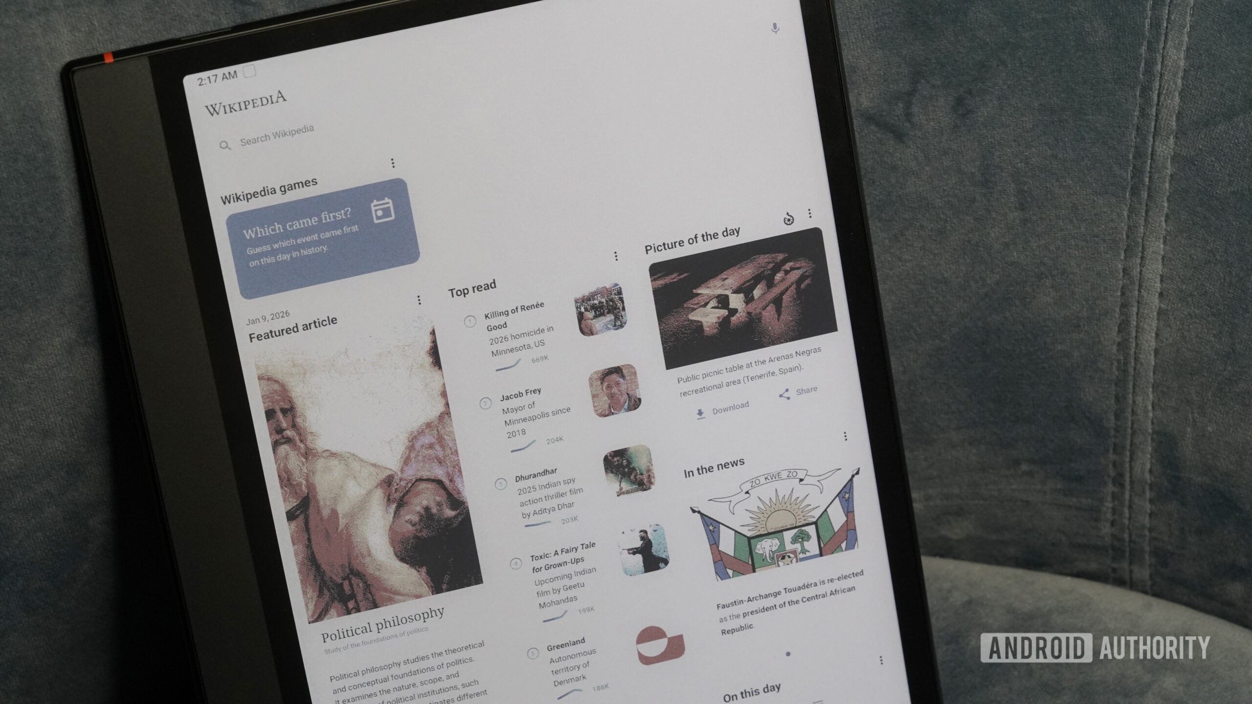 A BOOX Tablet Note Air 4C displays the Wikipedia app.