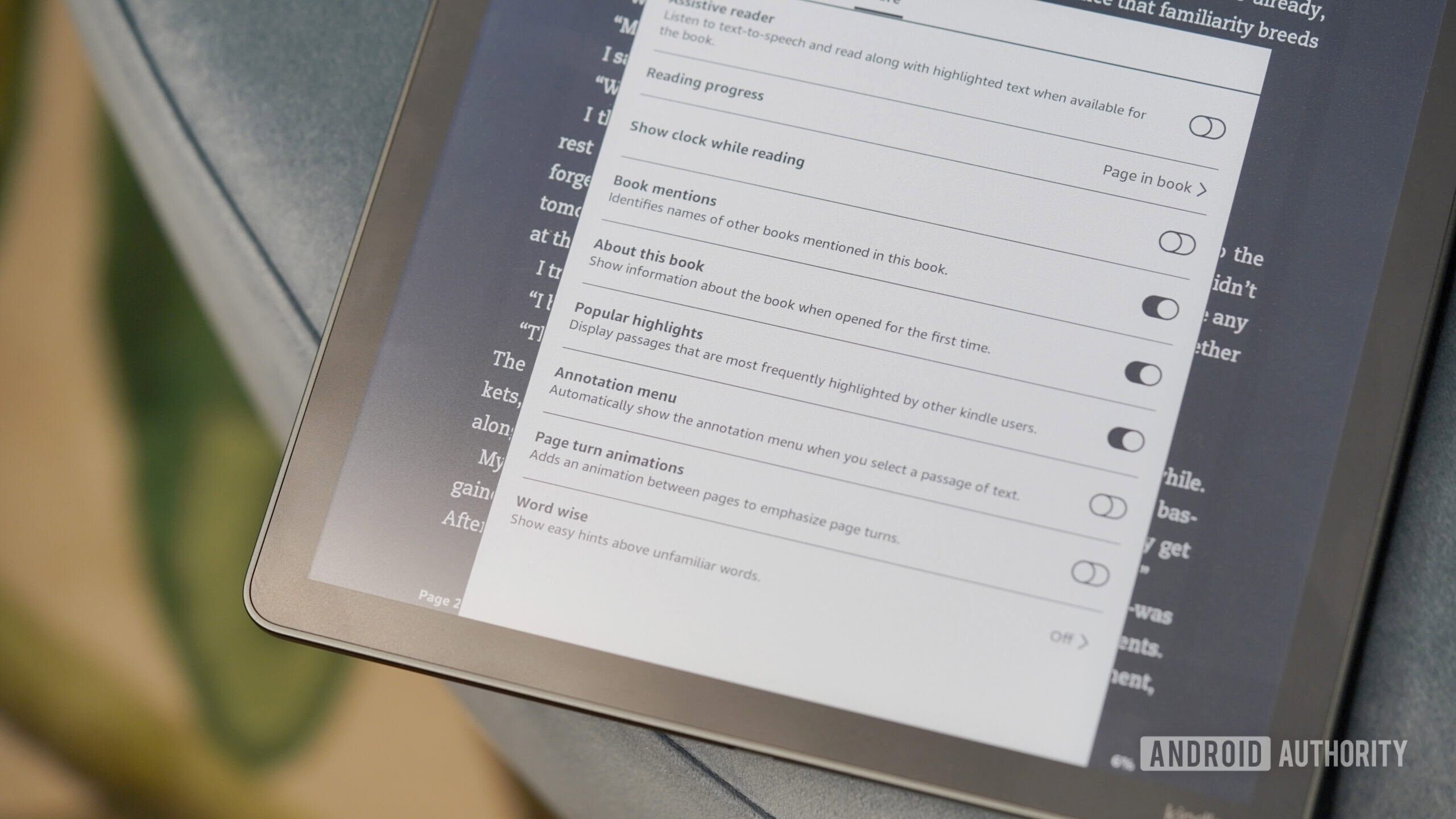 A Kindle Scribe Colorsoft dispalys the menu where users can enable or disable Popular Highlights.