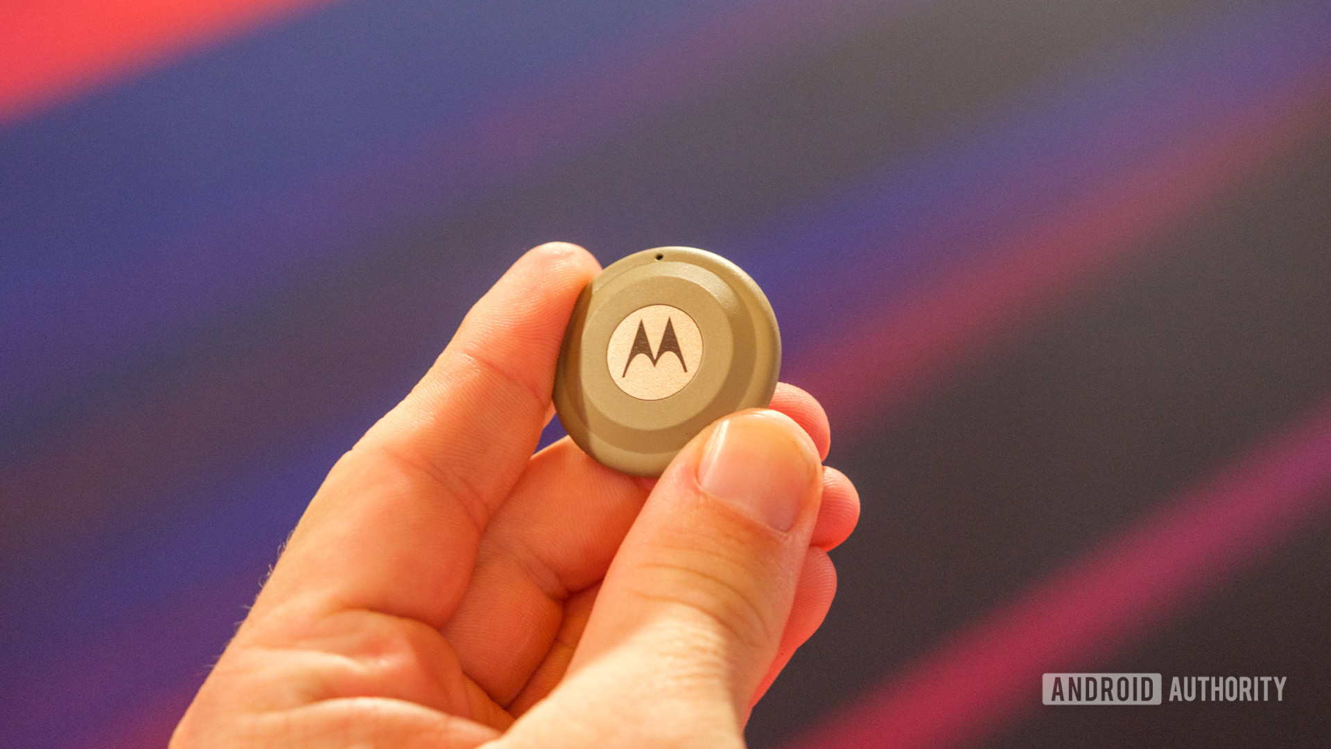 Motorola Moto Tag 2 front in hand Motorola Moto Tag 2 front in hand