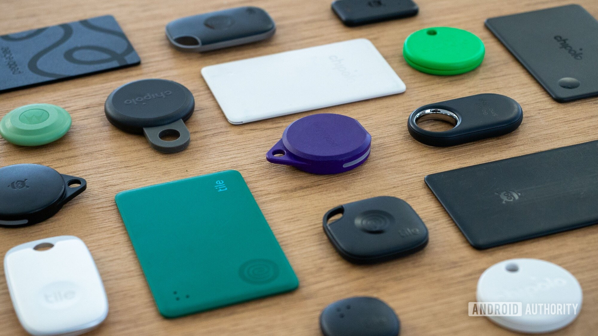 bluetooth trackers chipolo pebblebee moto tile samsung find hub 1