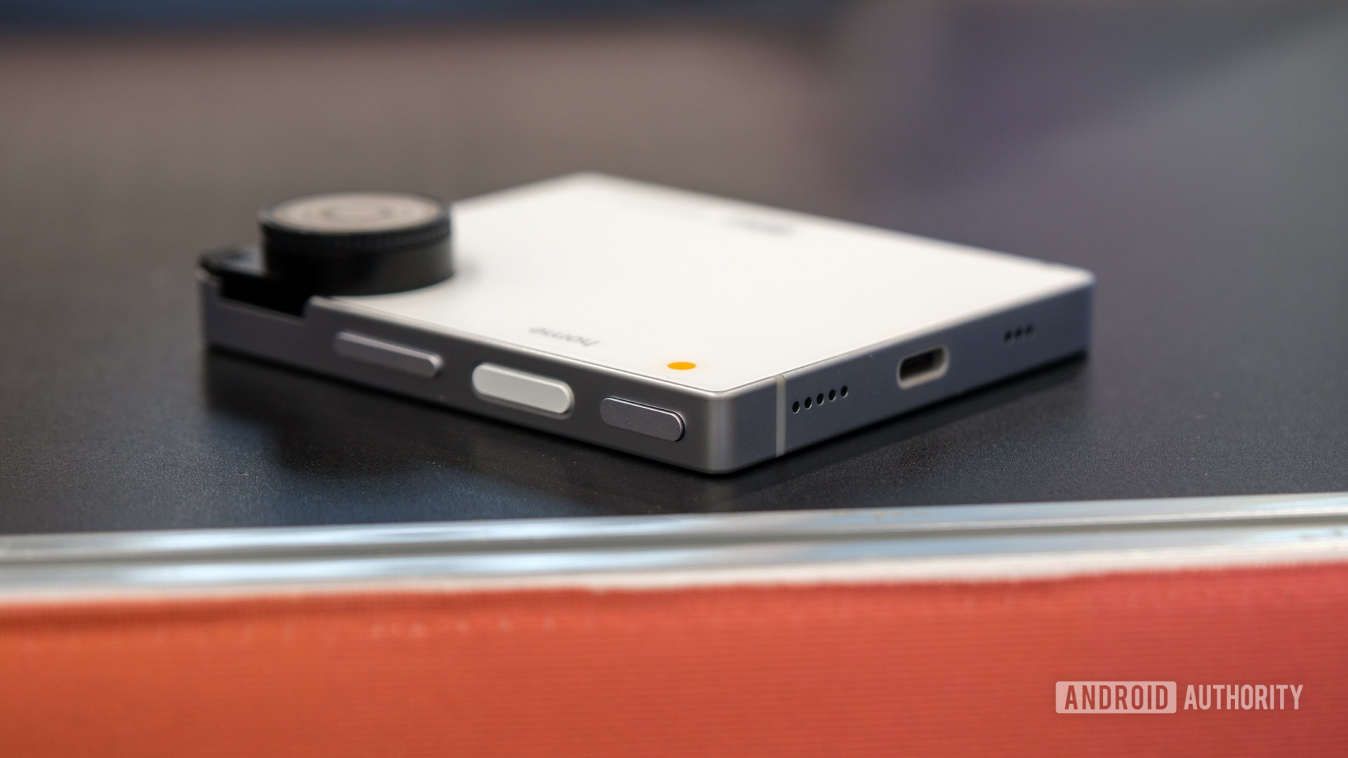 iKKO Mind One edge on table