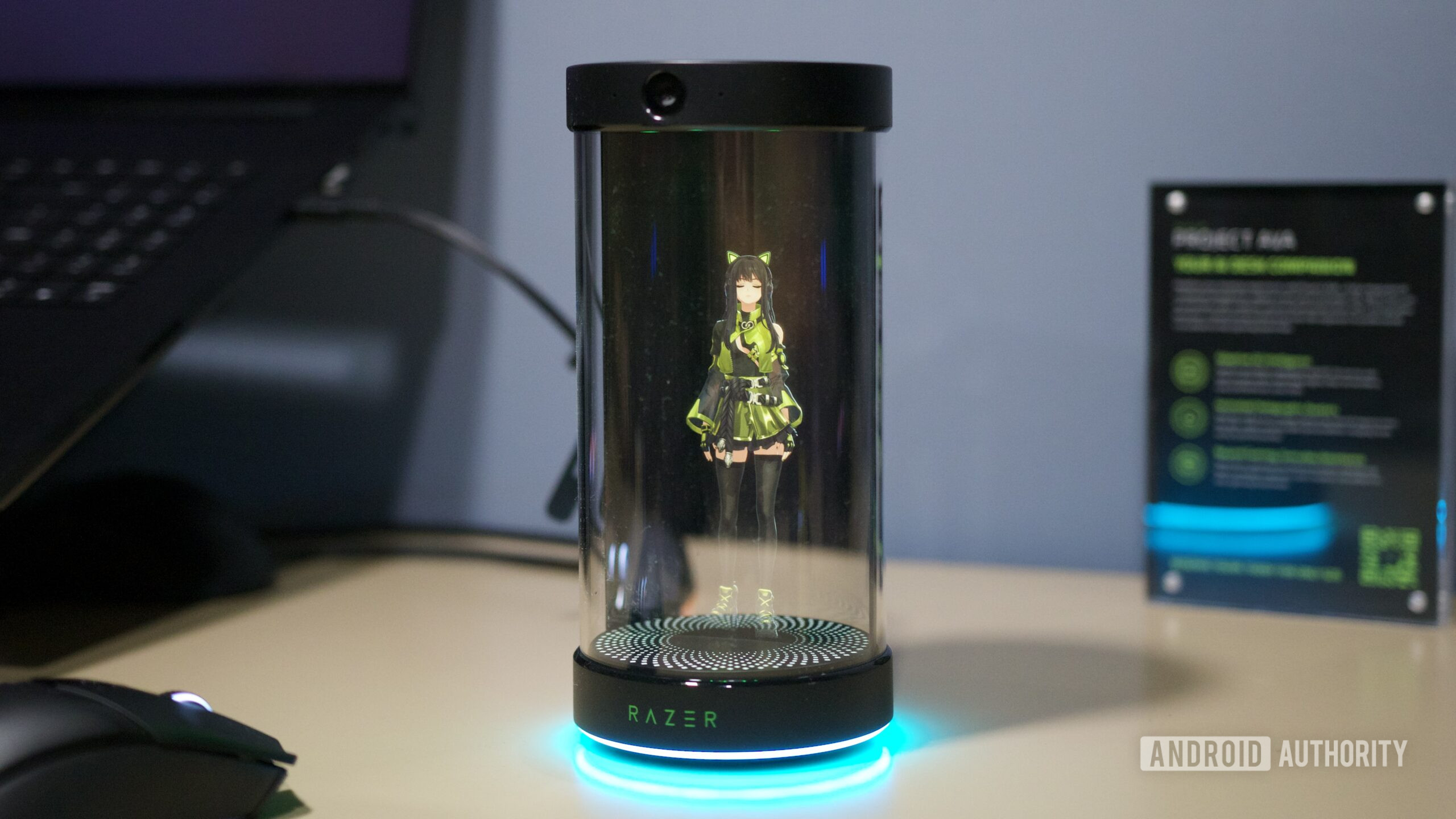 Razer Project AVA가 책상 위에 앉아 있습니다.