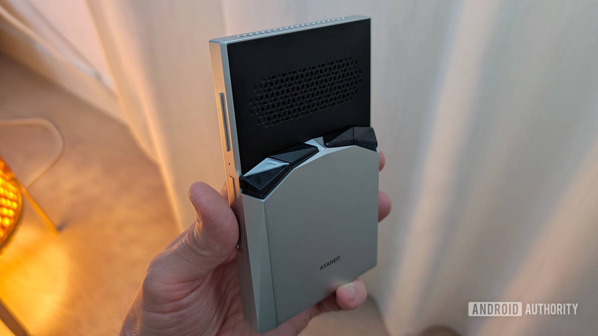 AYANEO Pocket VERT shoulders