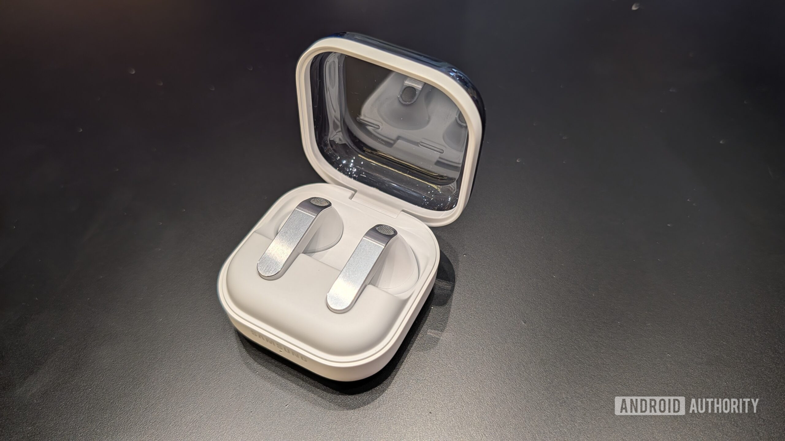 Galaxy Buds 4 case open