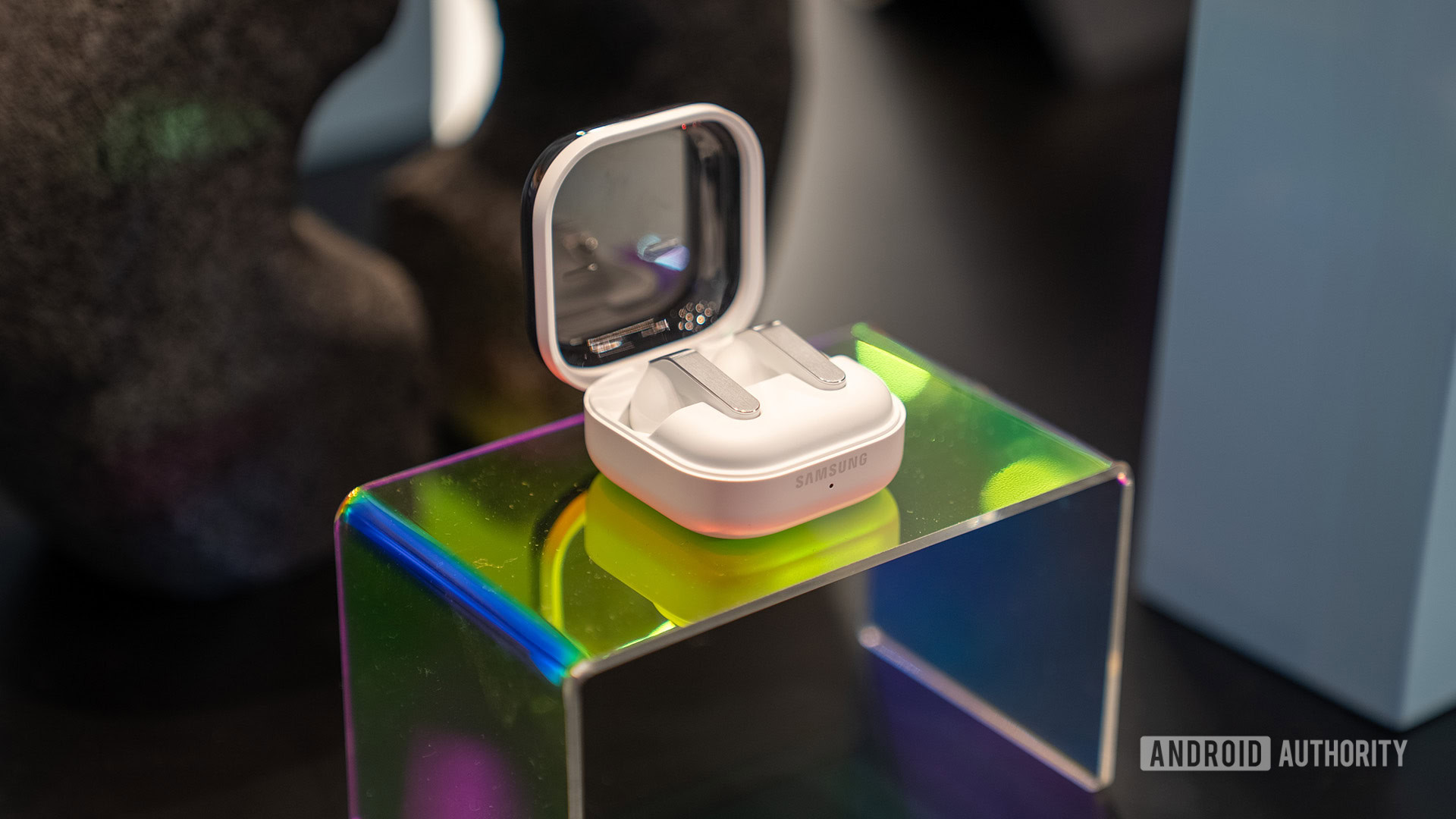 Galaxy buds Pro 4 White Case Open