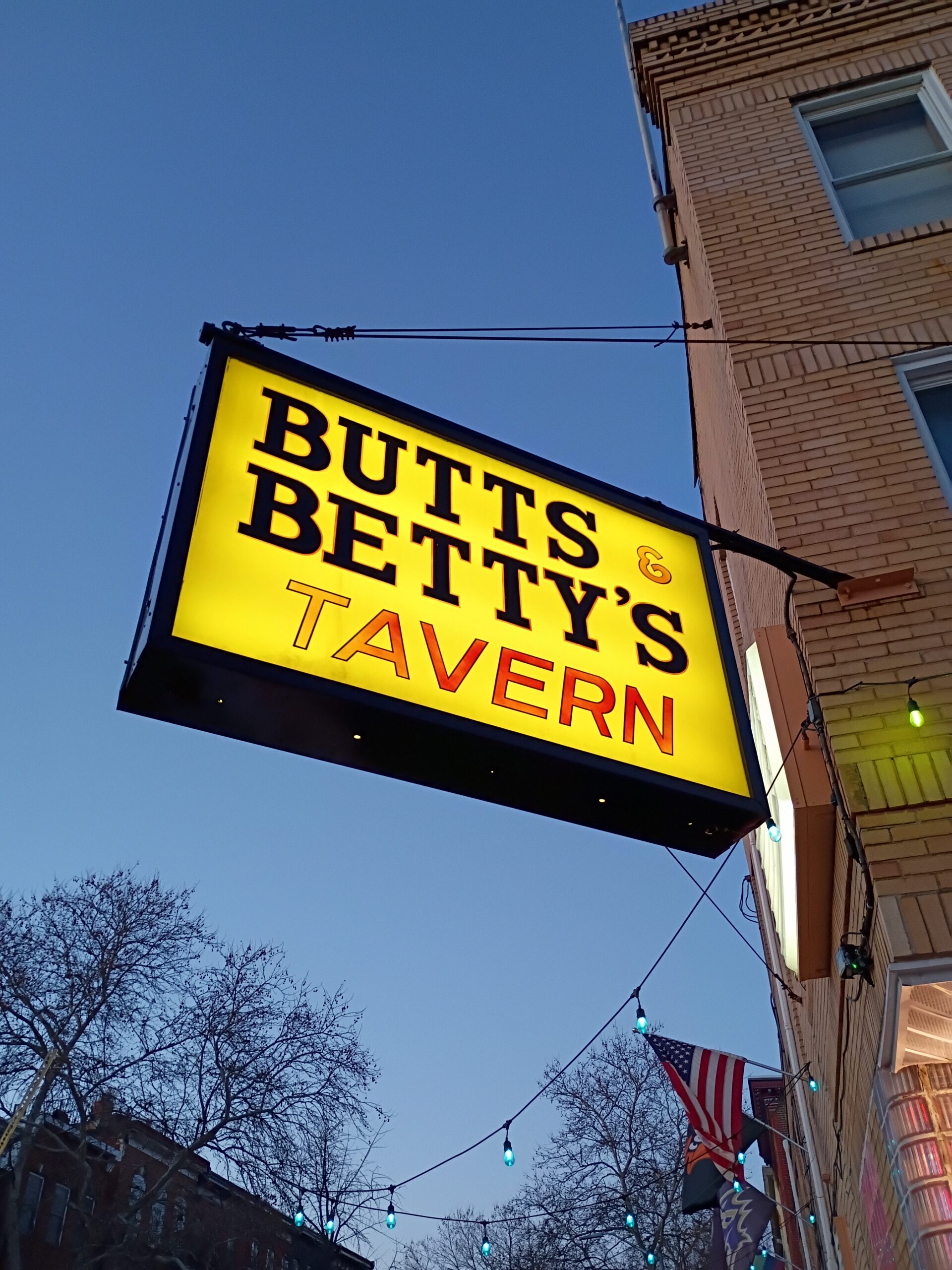 Motorola Moto G Power 2026 tavern sign 2x zoom