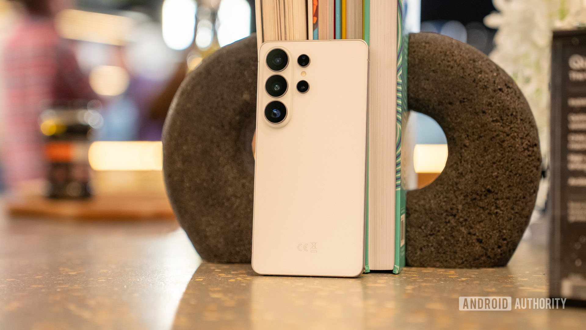 Samsung Galaxy S26 Ultra White stood up