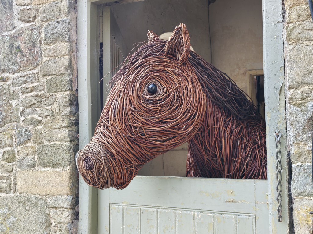 Xiaomi 17 Ultra camera sample 4x horse