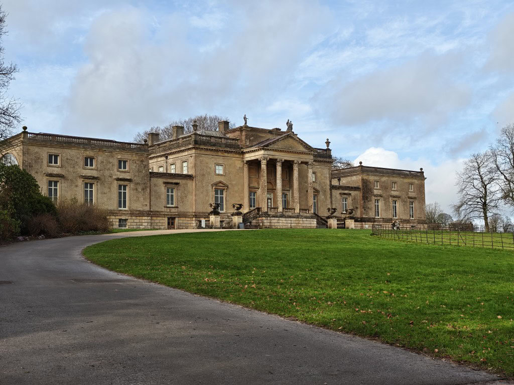 Xiaomi 17 Ultra camera sample ultrawide building