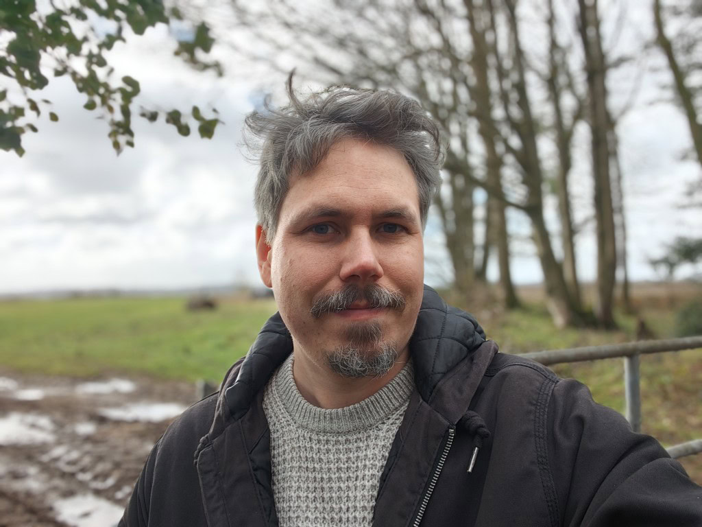 Xiaomi 17 Ultra camera selfie outdoors
