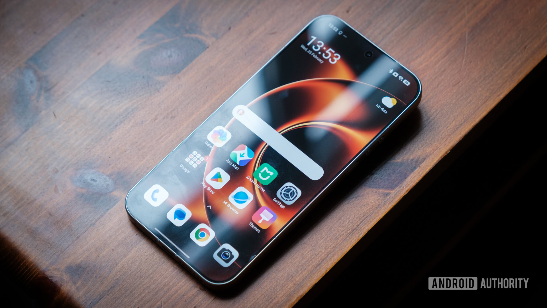 Xiaomi 17 Ultra homescreen on table