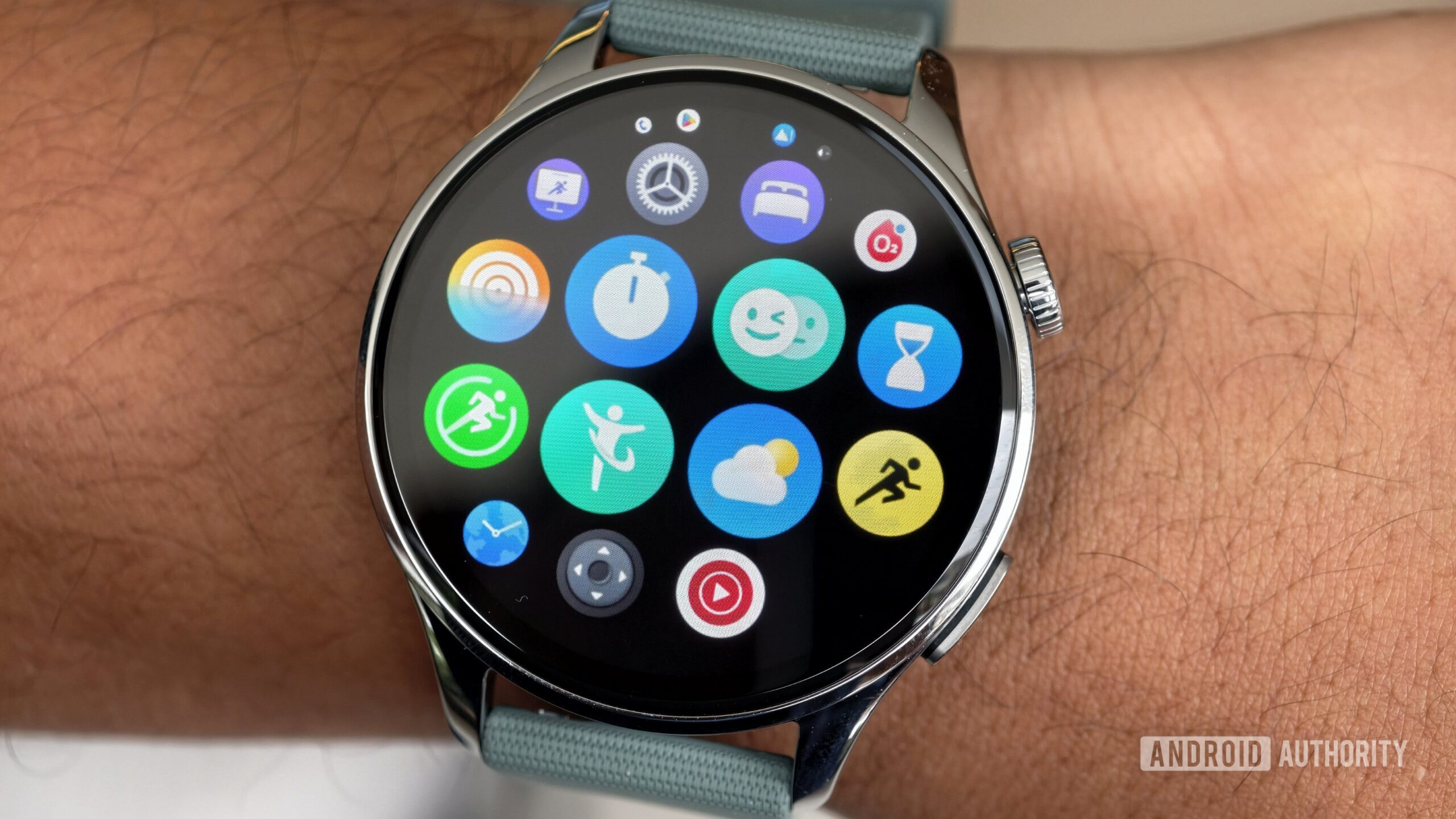 The Xiaomi Watch 5 Mixes Gesture Controls And Serious Endurance 